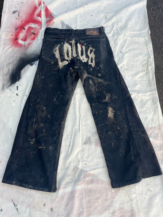 CRACKED FLARED JEANS 1OF1